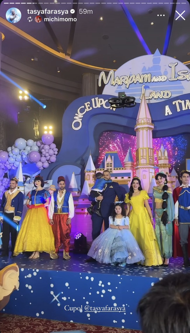 Tasya Farasya baru saja menggelar pesta ulang tahun untuk anaknya, Maryam dan Isa. Pesta ulang tahun tersebut digelar super mewah di Hotel Kempinski Indonesia dengan bertema Disney Princess. Foto: Instagram/@tasyafarasya