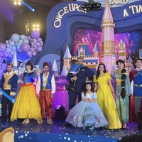 Tasya Farasya baru saja menggelar pesta ulang tahun untuk anaknya, Maryam dan Isa. Pesta ulang tahun tersebut digelar super mewah di Hotel Kempinski Indonesia dengan bertema Disney Princess. Foto: Instagram/@tasyafarasya