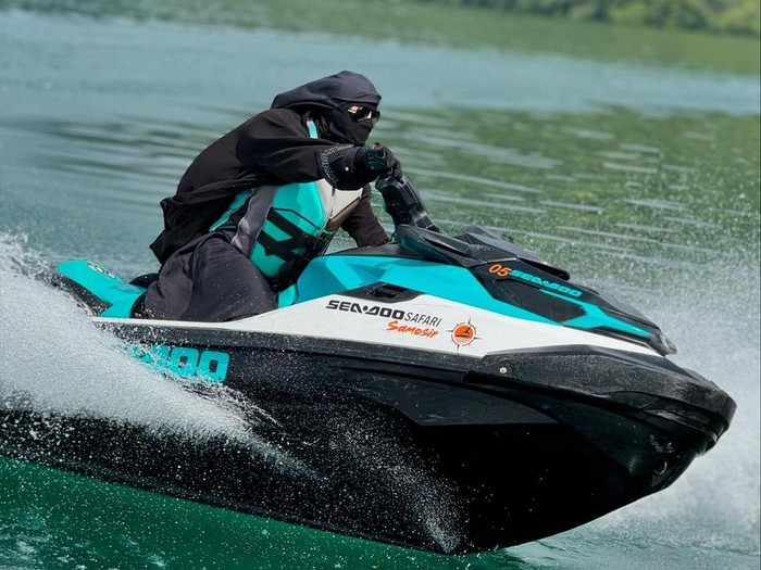 Umi Pipik bermain jetski di Danau Toba