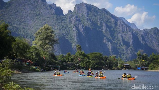 Turis asing menaiki kayak di Sungai Namsong di Vang Vieng, Laos.