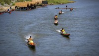 Sungai yang hijau memberikan suasana yang menenangkan.