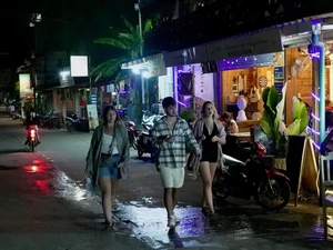 Pesta Alkohol Hilang, Turis di Vang Vieng Cuma Minum Air Putih