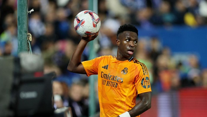 Soccer Football - LaLiga - Leganes v Real Madrid - Estadio Municipal de Butarque, Leganes, Spain - November 24, 2024 Real Madrids Vinicius Junior prepares to take a throw in REUTERS/Isabel Infantes