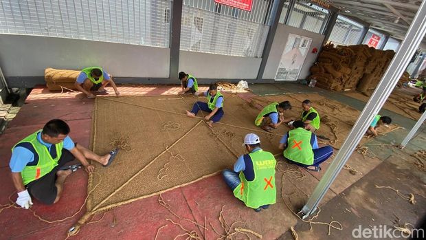 Warga binaan Lapas Garut tengah buat coir shade