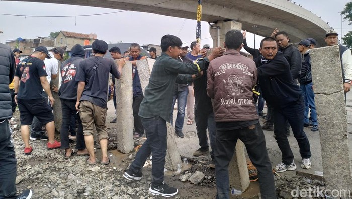 Warga dan pedagang Pasar Ciroyom melakukan aksi demo di perlintasan sebidang Ciroyom. Mereka menuntut pintu perlintasan dibuka kembali sebelum adanya pembangunan Jembatan Penyeberangan Orang (JPO).