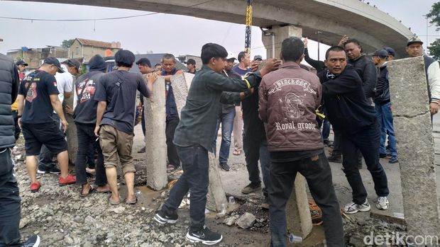 Warga dan pedagang Pasar Ciroyom melakukan aksi demo di perlintasan sebidang Ciroyom. Mereka menuntut pintu perlintasan dibuka kembali sebelum adanya pembangunan Jembatan Penyeberangan Orang (JPO).