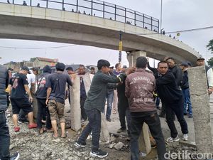 7 Fakta Aksi Warga Bongkar Benteng Perlintasan KA di Ciroyom