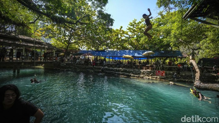 A foreign tourist jumps in the water in Blue lagoon, in Vang Vieng, Laos, Saturday, Nov. 23, 2024. (AP Photo/Anupam Nath)