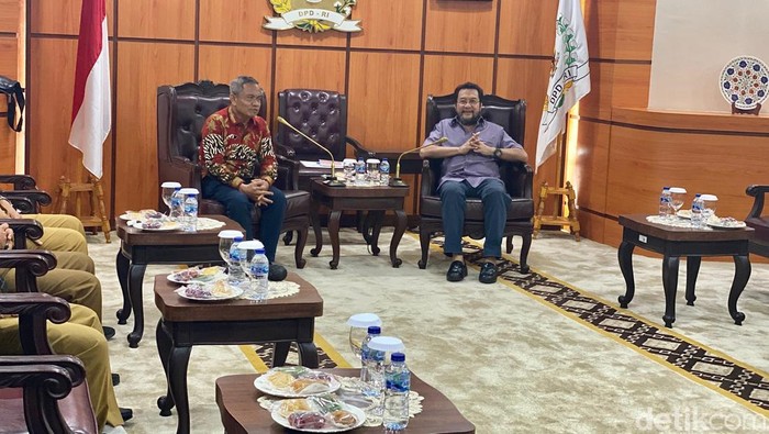 Yorrys Raweyai menerima perwakilan APDESI. Dalam audiensi itu, APDESI menyampaikan aspirasi mengenai pembangunan PSN Pantai Indah Kapuk (PIK) 2, Tangerang. (Firda/detikcom).