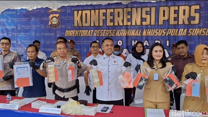 ABT, IS, GP dan SO diamankan polisi karena terlibat peredaran pupuk subsidi menjadi nonsubsidi