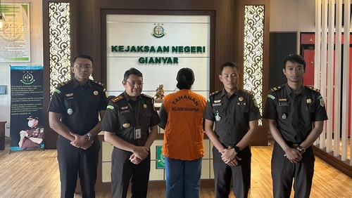 Admin kredit bank BUMN di Ubud, Tory Sapriyanti, ditahan Kejari Gianyar, karena diduga korupsi Rp 3,2 miliar. (Dok. Kejari Gianyar)