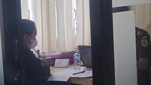 Administrator bank BUMN di Ubud, Tory Sapriyanti (37), diperiksa jaksa penyidik Kejari Gianyar dalam statusnya sebagai tersangka, Selasa (26/11/2024). (Putu Krista/detikBali)