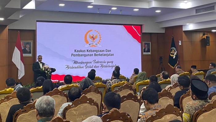 Ketua MPR, Ahmad Muzani, meresmikan Kaukus Kebangsaan dan Pembangunan Berkelanjutan demi mencapai sustainable development goals (SDGs) di Ruang Delegasi MPR kompleks parlemen, Senayan, Jakarta Pusat, Selasa (26/11/2024)