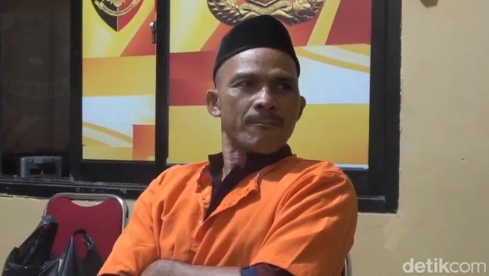 AL (49), penambang batu kapur ilegal diamankan di Polres Maros.