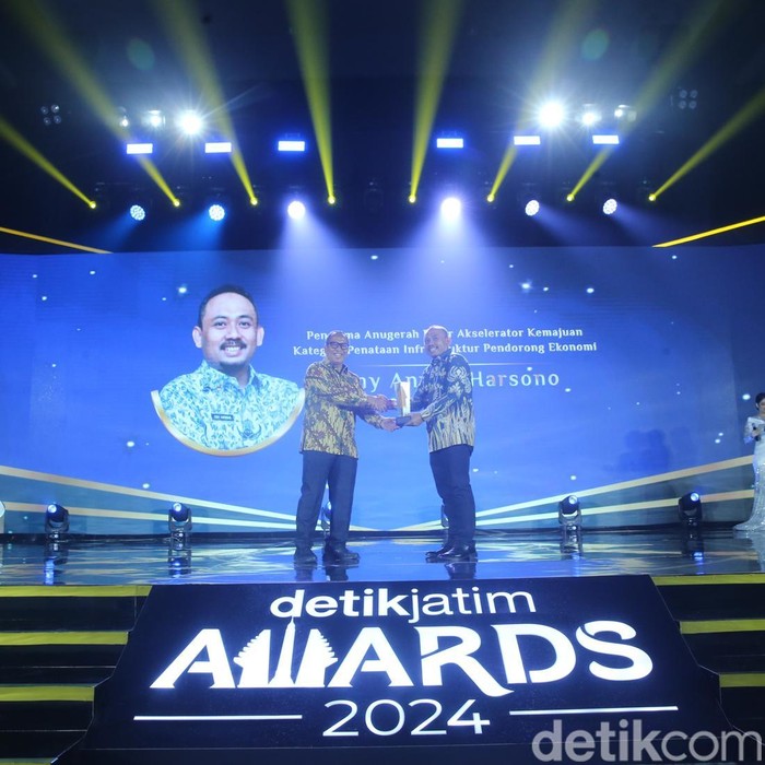 Anugerah Figur Akselerator Kemajuan terima penghargaan detikjatim awards