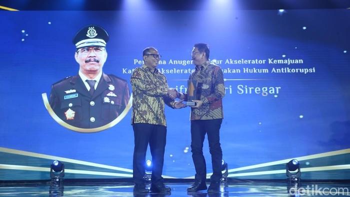 Anugerah Figur Akselerator Kemajuan terima penghargaan detikjatim awards
