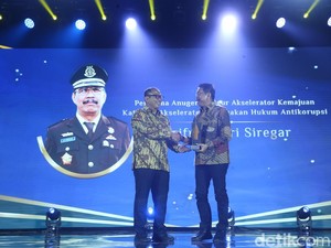 Saiful Bahri Siregar Raih Penghargaan Penegakan Hukum Antikorupsi