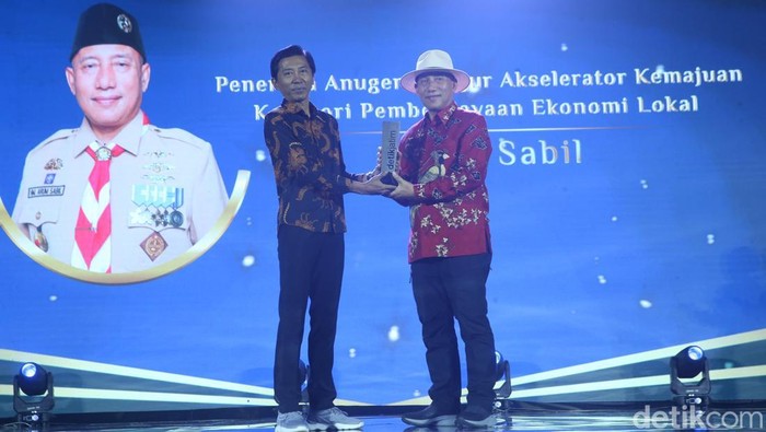 Arum Sabil menerima penghargaan detikJatim Awards 2024.