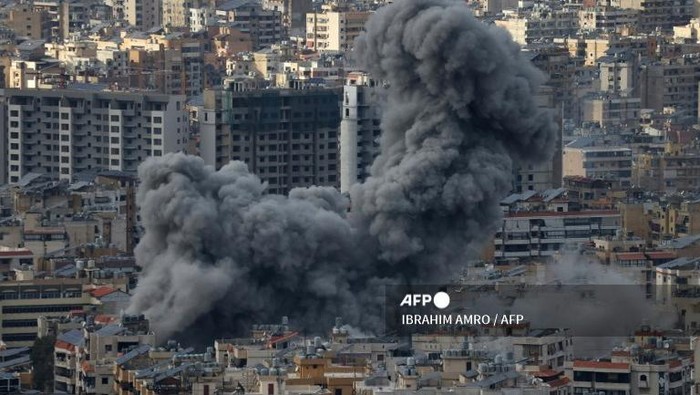 Asap mengepul dari lokasi serangan udara Israel yang menargetkan pinggiran selatan Beirut pada 25 November 2024, di tengah perang yang sedang berlangsung antara Israel dan Hizbullah