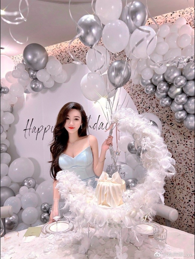 Ibu Li kemudian meminta Liya untuk menemani sang putri liburan agar sakit hatinya terobati. Li juga dikatakan sempat mencerita suatu rahasia sebelum mereka akhirnya pergi ke Filipina.Foto: Dok. Weibo Liya