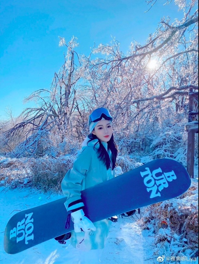 Beberapa lama kemudian, sebuah video menunjukkan wanita yang diduga Liya jadi viral. Dalam postingan, Liya terlihat bersama banyak wanita lain dengan nomor 66 di bajunya. Dilansir 8days, seorang netizen menyebut jika Liya bekerja sebagai hostess di sebuah kasino di Kamboja. Netizen itu juga mengatakan bahwa Liya telah menjalani berbagai operasi pada wajah juga tubuhnya.Foto: Dok. Weibo Liya