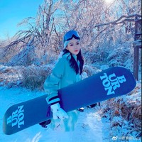 Beberapa lama kemudian, sebuah video menunjukkan wanita yang diduga Liya jadi viral. Dalam postingan, Liya terlihat bersama banyak wanita lain dengan nomor 66 di bajunya. Dilansir 8days, seorang netizen menyebut jika Liya bekerja sebagai hostess di sebuah kasino di Kamboja. Netizen itu juga mengatakan bahwa Liya telah menjalani berbagai operasi pada wajah juga tubuhnya.Foto: Dok. Weibo Liya