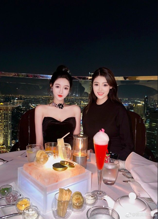 Berdasarkan postingan terakhirnya, wanita yang dikenal sebagai Athena Liya itu terlihat tengah menikmati liburan di Filipina. Tapi setelah itu, keluarga tidak bisa menghubunginya sejak April 2023 sampai sekarang. Foto: Dok. Weibo Liya