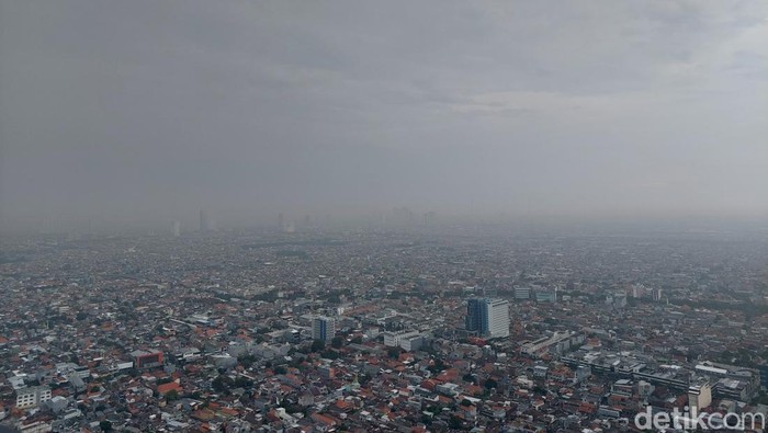 Awan Mendung di Kota Surabaya