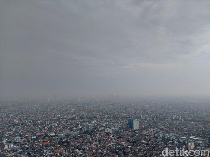 Awan Mendung di Kota Surabaya