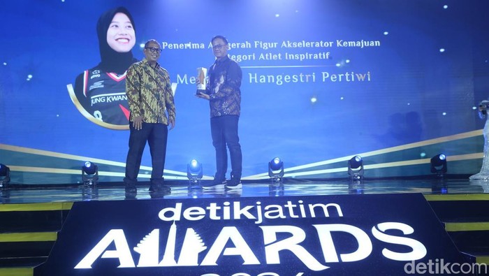 Bagus, perwakilan keluarga pevoli Megawati Hangestri Pertiwi menerima detikJatim Awards 2024.