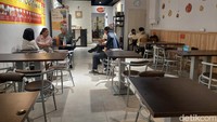 Kedai ini menjadi tempat favoritnya para pekerja TKI di sana. Karena lokasi kedai berada di kawasan industri yang pekerja Indonesia banyak bekerja di sana.