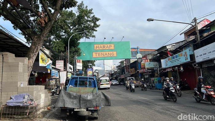 Baliho dianggap identik salah satu paslon di Jalan Dipatiukur, Kota Bandung