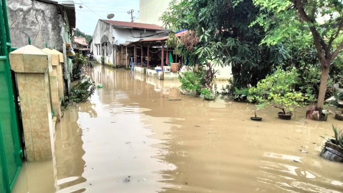 Banjir di Klambir V, Medan Helvetia. (M Fauzi Hasbi/detikSumut)