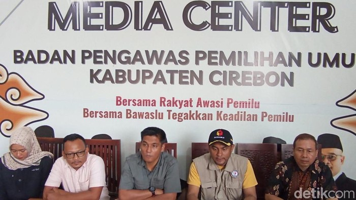 Bawasl Kabupaten Cirebon saat menggelar konferensi pers soal dugaan pelanggaran Pilkada 2024.