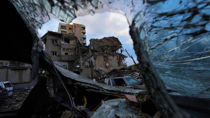 Serangan udara Israel menghancurkan infrastruktur di selatan Beirut. Memperburuk ketegangan antara Hizbullah dan Israel.
