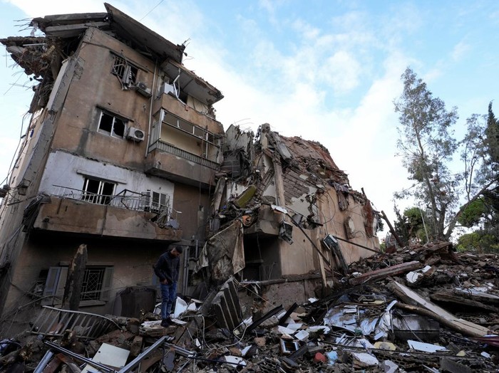 Serangan udara Israel menghancurkan infrastruktur di selatan Beirut. Memperburuk ketegangan antara Hizbullah dan Israel.