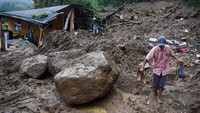 Material longsor menutupi jalan penghubung antara Desa Doulu dan Desa Semangat Gunung, Kabupaten Karo, Sumatera Utara.  