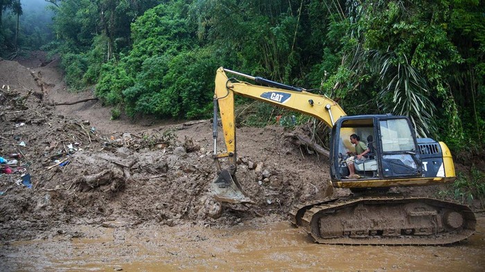Warga melihat lokasi bencana tanah longsor di Desa Semangat Gunung, Karo, Sumatera Utara, Selasa (26/11/2024). Tingginya curah hujan yang mengguyur Kabupaten Karo pada Senin (25/11) malam menyebabkan tanah longsor susulan yang terjadi di lima titik di kawasan tersebut sehingga membuat akses jalan penghubung antara Desa Doulu dan Desa Semangat Gunung kembali terputus selama beberapa jam. ANTARA FOTO/Fransisco Carolio/tom.