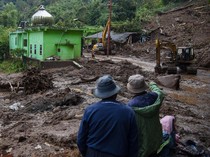 Penampakan Longsor Tutupi Badan Jalan di Karo