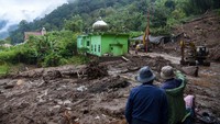 Bencana tanah longsor ini terjadi pada Senin (25/11/2024) malam