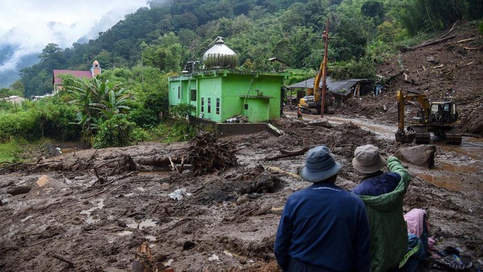 Warga melihat lokasi bencana tanah longsor di Desa Semangat Gunung, Karo, Sumatera Utara, Selasa (26/11/2024). Tingginya curah hujan yang mengguyur Kabupaten Karo pada Senin (25/11) malam menyebabkan tanah longsor susulan yang terjadi di lima titik di kawasan tersebut sehingga membuat akses jalan penghubung antara Desa Doulu dan Desa Semangat Gunung kembali terputus selama beberapa jam. ANTARA FOTO/Fransisco Carolio/tom.