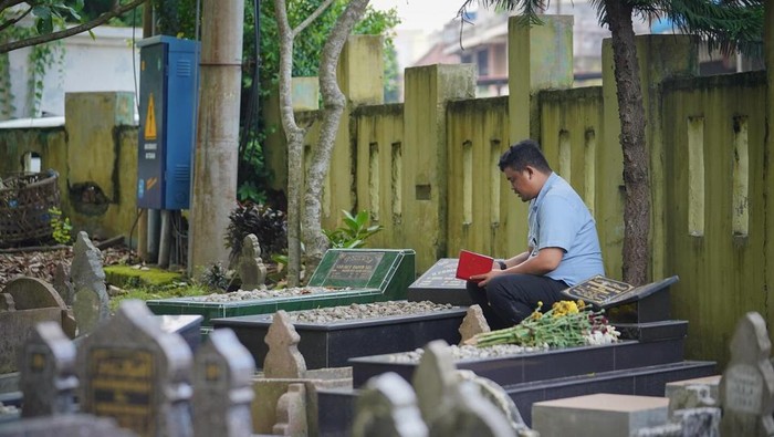 Bobby Nasution unggah foto ziarah di makam ayahnya jelang pencoblosan