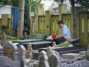 Bobby Ziarah ke Makam Ayah Jelang Hari Pencoblosan