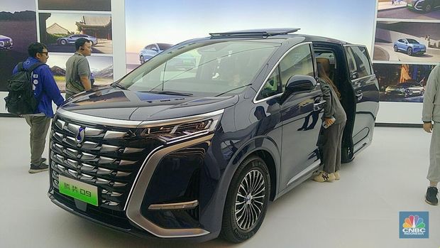 Brand kendaraan listrik mewah (electric vehicle/EV) produksi BYD yang dinamai Denza. (CNBC Indonesia/ Suhendra)