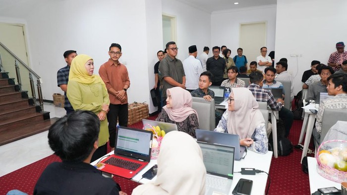 Cagub Khofifah saat di posko tim data center