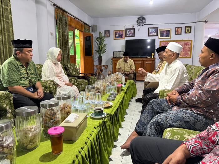 Calon Gubernur Jawa Timur Tri Rismaharini mengunjungi Pondok Pesantren (Ponpes) Sunan Drajat di Dusun Banjaranyar, Desa Banjaranyar, Kecamatan Paciran, Kabupaten Lamongan, Selasa (26/11).
