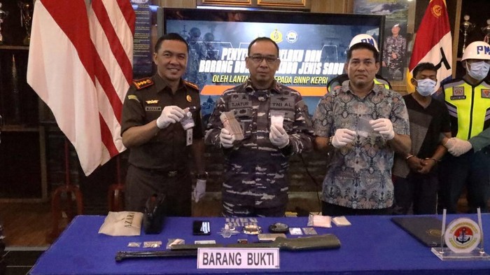 Danlantamal IV, Laksamana TNI Tjatur Soniarto (tengah) menunjukkan barang bukti narkoba dan senjata hasil penangkapan di perairan Batam, Kepri. (Dok TNI AL)
