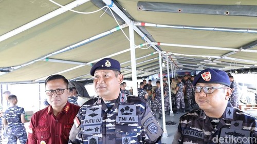 Danlantamal VII Kupang Laksma TNI I Putu Darjatna, didampingi Kepala Kantor Imigrasi Kelas I TPI Kupang, Nanang Mustofa di atas KRI Teluk Ende 517, Selasa (26/11/2024). (Simon Selly/detikBali)