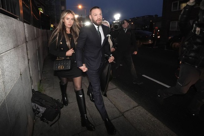 Dee Devlin telah menjadi tunangan Conor McGregor selama 15 tahun. Dari hubungan mereka itu menghasilkan empat buah hati. Foto: Brian Lawless/PA Images via Getty Images
