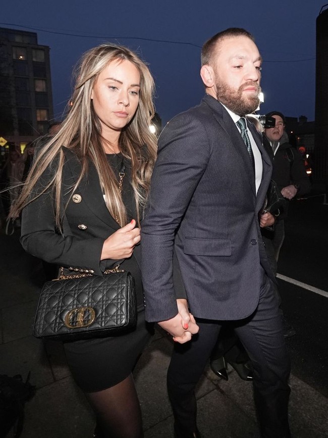 Dalam putusan terbaru, pengadilan Dublin memerintahkan McGregor membayar kompensasi hampir 248.603 euro atau sekitar Rp 4,1 miliar. Foto: Brian Lawless/PA Images via Getty Images
